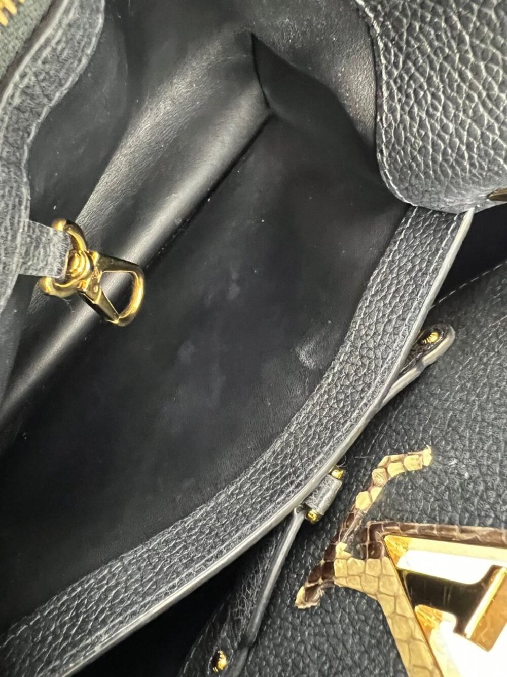 Louis Vuitton Taurillon Capucines MM Black Shoulder Bag - Picture 8 of 16